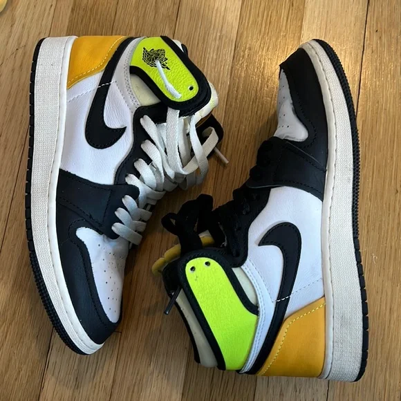Nike Jordan 😍 1’s OG volt gold